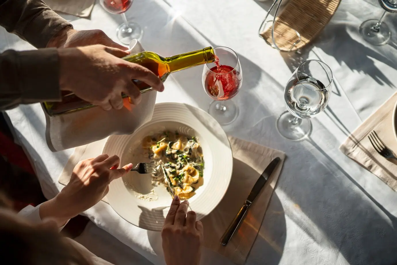 Gente cenando con bebida